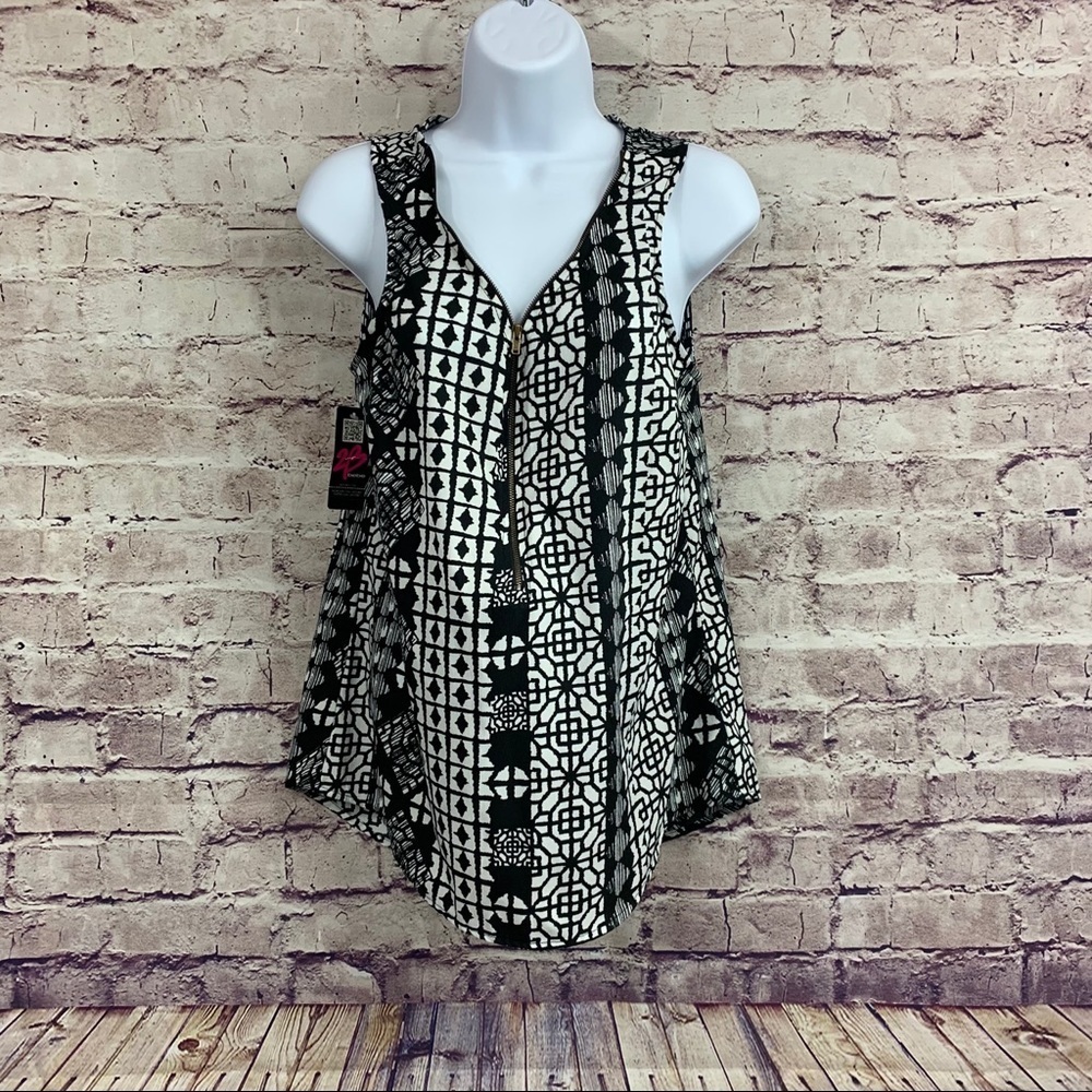 2B Bebe Black Print Zipper V Neck Top
